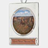 キャニオンリムトレイルから見るコロラドモニュメント シルバープレートバナーオーナメント (左)