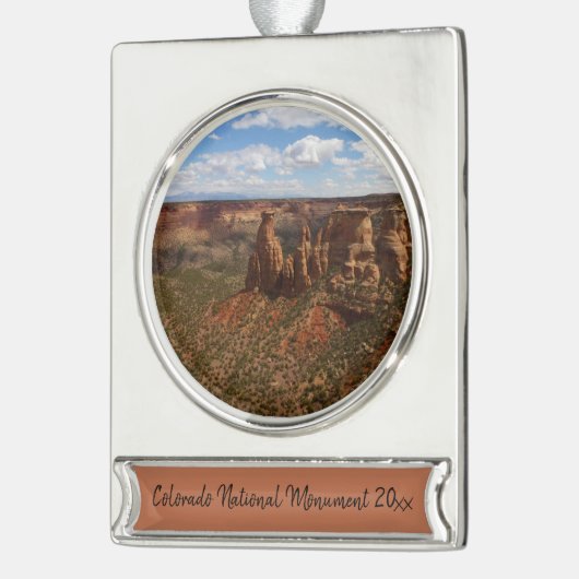 キャニオンリムトレイルから見るコロラドモニュメント シルバープレートバナーオーナメント (左)