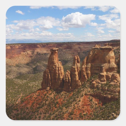 キャニオンリムトレイルから見るコロラドモニュメント スクエアシール (正面)