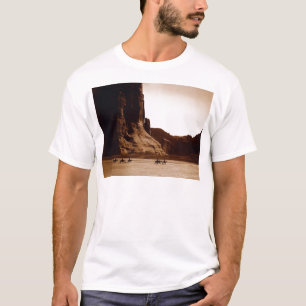 キャニオン・デ・チェリー・ナバホby E. S. Curtis 1904 Tシャツ