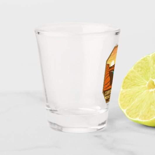 キャニョンランズナショナルパークサンセットレトロエンブレム ショットグラス (左)