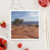 キャニョンランズ国立公園の赤い岩の木 スタンダードランチョンナプキン (インサイチュ)