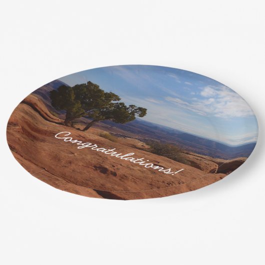 キャニョンランズ国立公園の赤い岩の木 ペーパープレート (アングル)