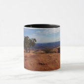 キャニョンランズ国立公園の赤い岩の木 マグカップ (中央)