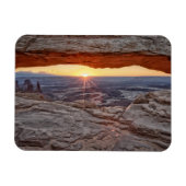 キャニョンランズ国立公園メサアーチでのサンライズ マグネット (横)