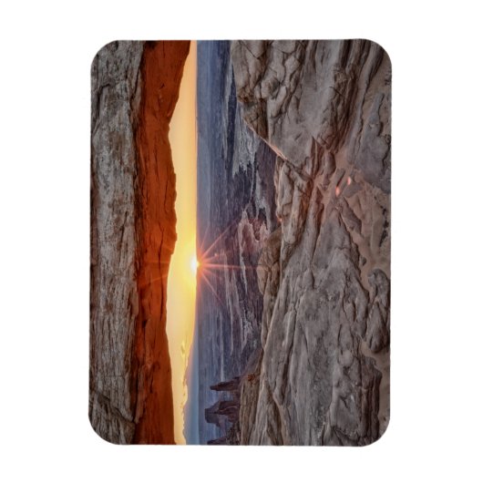 キャニョンランズ国立公園メサアーチでのサンライズ マグネット (縦)