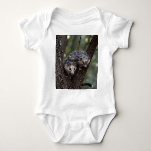 キャノピーでの二重のトラブル:ツインのポストサムズ ベビーボディスーツ (正面)