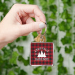 キャビン赤バッファロープレイドファミリーネームスクエア キーホルダー<br><div class="desc">家族名キャビン赤バッファロープレイドと松の木キーチェーン</div>