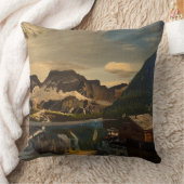 キャビン・オン・マウンテン・レイク、by Gary Poling クッション (ブランケット)