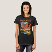 キャピトルリーフ 赤い岩石の砂漠の旅 Tシャツ (正面フル)