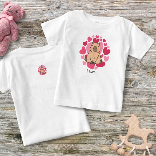 キャピバラが大好きなハート パーソナライズされた ベビーTシャツ