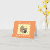 キャピバラと猫のスナグリングフレンドハッピーバースデー カード (黄色い花)