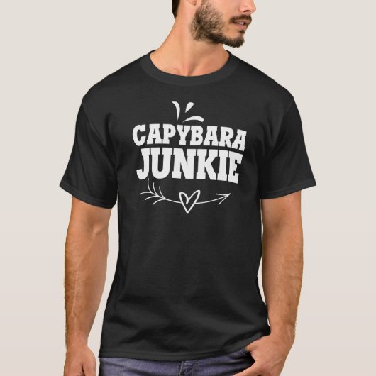 キャピバラの巨人がキャピバラのジャンキーを狙う Tシャツ (正面)