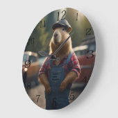 「キャピバラ整備士：グリース、ギア、そして良い雰囲気」 ラージ壁時計 (傾斜)