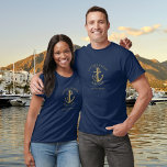 キャプテパーソナライズされたン航海の・金ゴールド・ボート名 Tシャツ<br><div class="desc">キャプテンの名航海の前、ボートの名前と場所を示すいかりを特徴とするデザイン。Thisisnomeによる設計©</div>