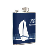 キャプテンの名前が書かれたサンダウナー フラスク (右)