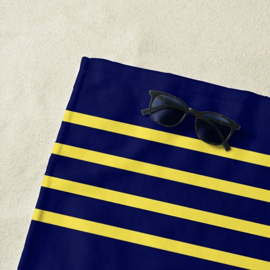 キャプテンストライプの4つの金ゴールド – 名前とその他の文字の追加 ビーチタオル (インサイチュ)