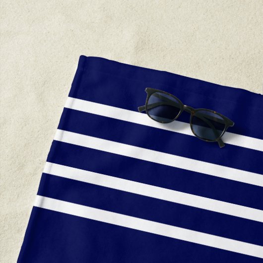 キャプテンストライプの4人の文字 – 名前または名前を追加 ビーチタオル (インサイチュ)