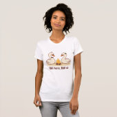 キャムのそばの忠実な白鳥のカップル - Still Here Still Us Tシャツ (正面フル)