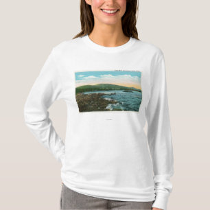 キャムデン港の近くの海岸の眺め Tシャツ