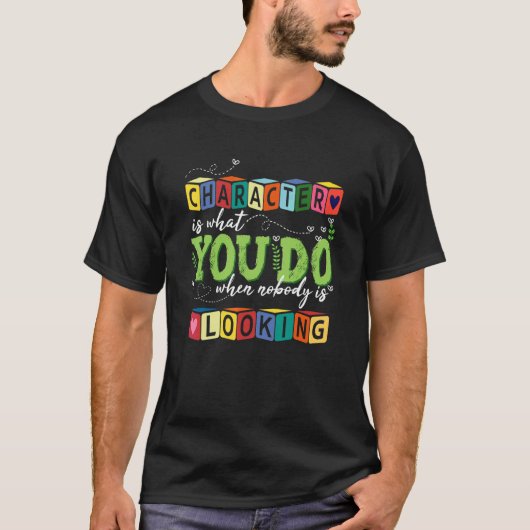 キャラクターは誰も見ていないときに行うもの Tシャツ (正面)