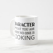 キャラクターは誰も見ていないときの君の姿だ コーヒーマグカップ (正面左)