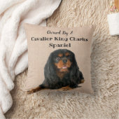 キャリバリーキングチャールズスパニエル犬犬が所有 クッション (ブランケット)