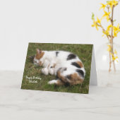 キャリパーソナライズされたコ猫が丸くなって寝ている誕生日 カード (黄色い花)