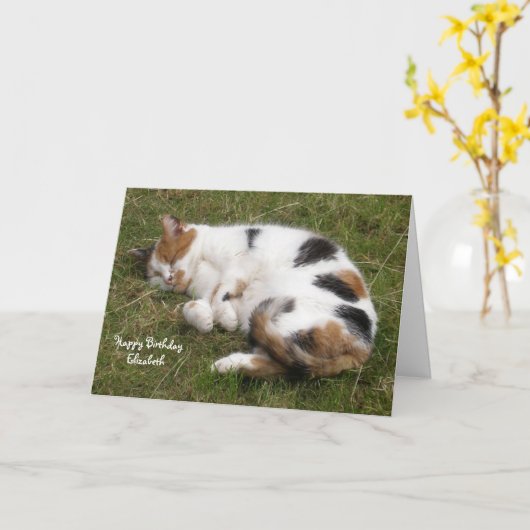 キャリパーソナライズされたコ猫が丸くなって寝ている誕生日 カード (黄色い花)