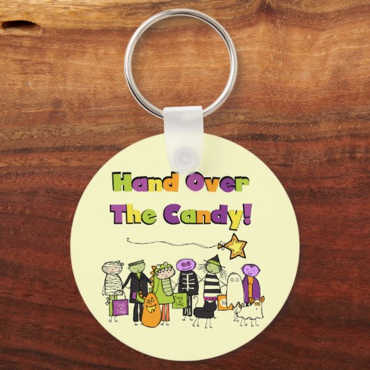 キャンディのハロウィンTシャツとギフトを手渡す キーホルダー (正面)