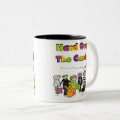 キャンディのハロウィンTシャツとギフトを手渡す ツートーンマグカップ (正面右)