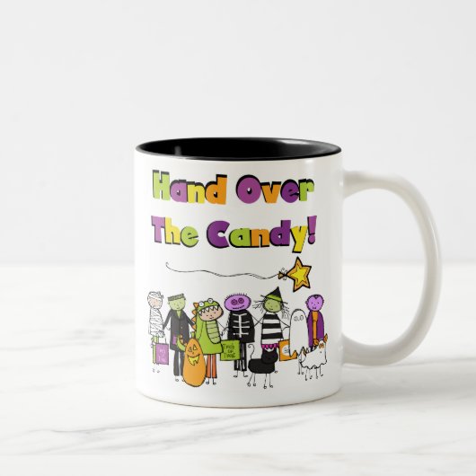 キャンディのハロウィンTシャツとギフトを手渡す ツートーンマグカップ (右)