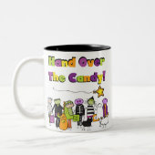 キャンディのハロウィンTシャツとギフトを手渡す ツートーンマグカップ (左)