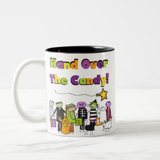 キャンディのハロウィンTシャツとギフトを手渡す ツートーンマグカップ (左)