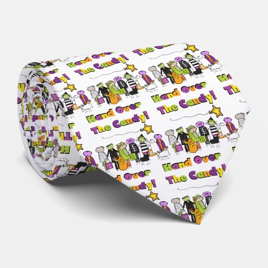 キャンディのハロウィンTシャツとギフトを手渡す ネクタイ (ロール)