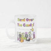 キャンディのハロウィンTシャツとギフトを手渡す フロストグラスマグカップ (左)