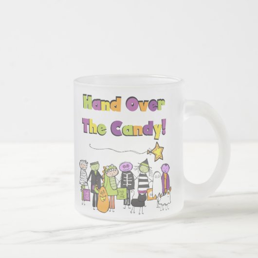 キャンディのハロウィンTシャツとギフトを手渡す フロストグラスマグカップ (右)