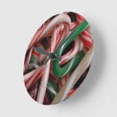 キャンディキャンセスクリスマスホリデーホワイトグリーンと赤 ラウンド壁時計 (傾斜)