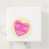 キャンディハートカスタム文字 – ピンクハートオンイエロー フェイバータグ (インサイチュ)