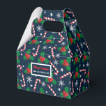 キャンディパーソナライズされたケーン&ホリーベリーギフトボックス フェイバーボックス<br><div class="desc">このキャンディ与えケインとホリーパーソナライズされたベリークリスマスギフトボックスで休日の贈り物の余分な特別な作る。この頑丈なギフトボックスは、ダークブルーの背景にキャンディ缶、ホリー離れプレゼント、ベリー、雪片のフェスティバルデザインを搭載した小さな、おやつ、パーティーの好意をパッケージするのに最適である。お名前カスタマイズか個人touchの特別なメッセージと共に使用できる。クリスマスパーティー、家族の集まり、または休日のギフト交換に理想的な、このギフトボックスはあなたの休日の包装にしゃれているフェスティバルを追加する。</div>