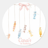 キャンディランドピンクの最初の誕生日パーティーの招待状 ラウンドシール (正面)