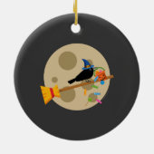 キャンディーを広げる箒でキュートな魔女のカラス セラミックオーナメント (裏面)
