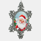 キャンディーケーンを片手に元気なサンタクロース スノーフレークピューターオーナメント (左)