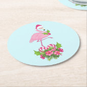 キャンディーケーンブーケとサンタハットのピンクのフラミンゴ ラウンドペーパーコースター (アングル)