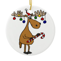 キャンディ・ケーンおよびオーナメントを持つおもしろいのクリスマスのアメリカヘラジカ