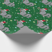 キャンディ・ケーンを握り、サンタの帽子を身に着けているリス ラッピングペーパー (角)