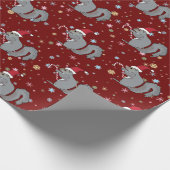 キャンディ・ケーンを握り、サンタの帽子を身に着けているリス ラッピングペーパー (角)