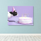 キャンドルの外吹にバースデーハットを着た猫 キャンバスプリント (インサイチュ (ウッドフロア))