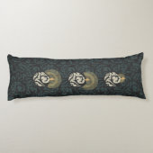 キャンドルライトスクロールタペストリー体枕 ボディピロー (裏面)