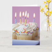 キャンドル付きバースデーカップケーキのトレイ カード (黄色い花)